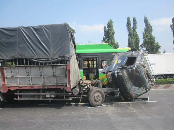 Đầu xe tải bị đứt l&igrave;a v&agrave; văng xuống đường sau vụ tai nạn xe kh&aacute;ch mới nhất ở Tiền Giang