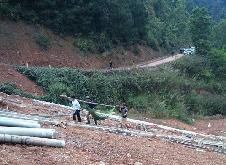 Đưa c&aacute;c nạn nh&acirc;n trong vụ tai nạn giao th&ocirc;ng nghi&ecirc;m trọng n&agrave;y đi cấp cứu