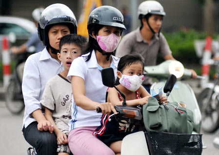 Trẻ em đội mũ bảo hiểm