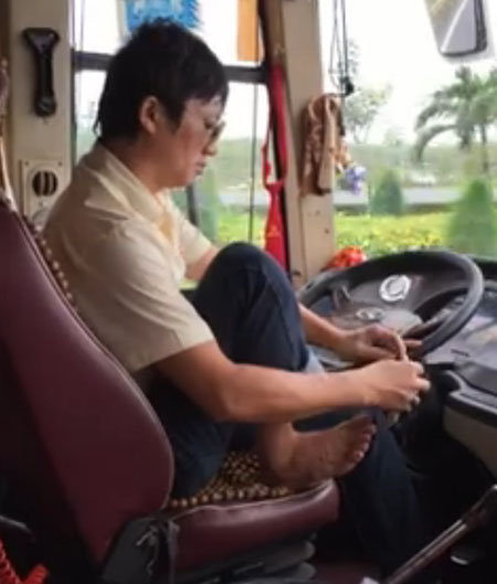 Tài xế xe khách giường nằm có hành vi buông vô lăng để đi giày được xác định là nhân viên của hãng xe Hoàng Long Tài xế xe khách giường nằm có hành vi buông vô lăng để đi giày được xác định là nhân viên của hãng xe Hoàng Long
