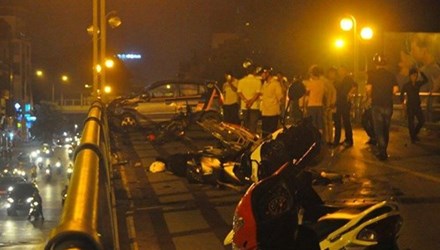 Hiện trường vụ tai nạn giao th&ocirc;ng nghi&ecirc;m trọng tại cầu vượt Th&aacute;i H&agrave; - Ch&ugrave;a Bộc