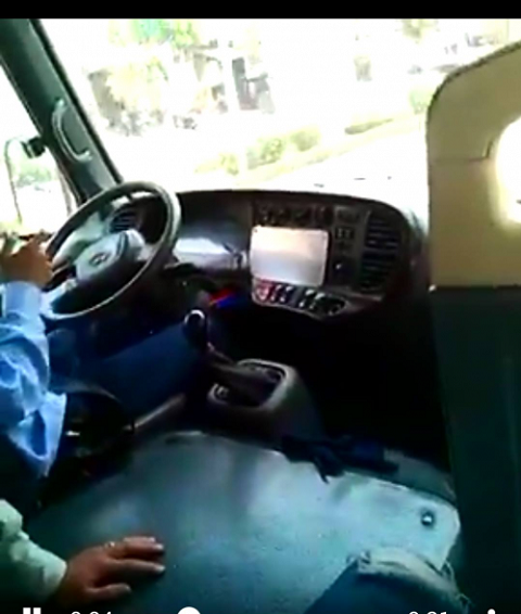 Có lúc tài xế xe buýt buông cả 2 tay khỏi vô lăng. Ảnh cắt từ clip Có lúc tài xế xe buýt buông cả 2 tay khỏi vô lăng. Ảnh cắt từ clip