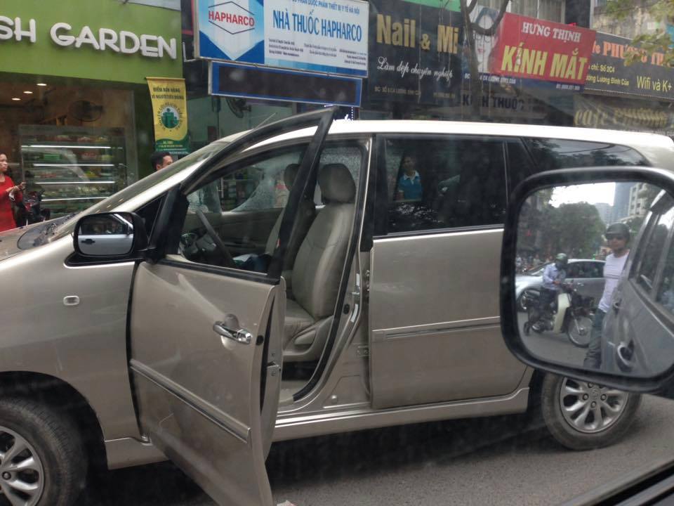 Chiếc xe chống đối CSGT bỏ chạy bị người d&acirc;n n&eacute;m vỡ k&iacute;nh