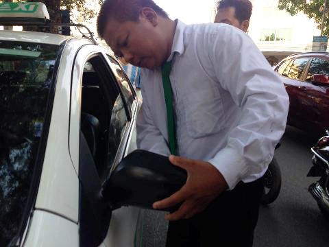 L&aacute;i xe Taxi Mai Linh bị h&agrave;nh hung ngay trước Tr&agrave;ng Tiền Plaza