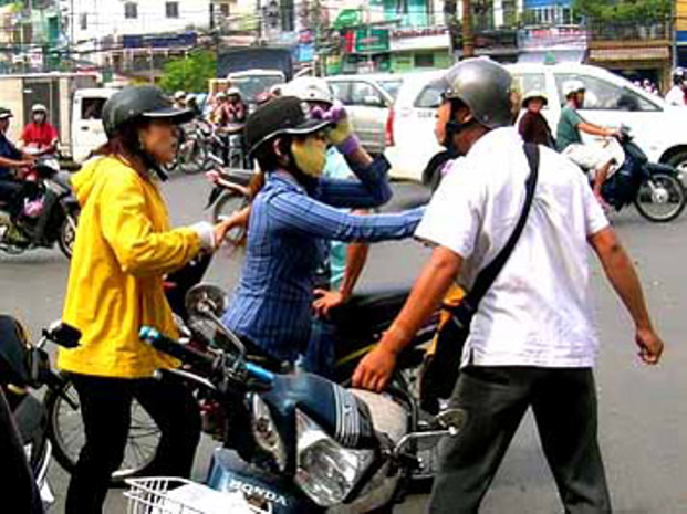 đ&aacute;nh nhau v&igrave; va chạm giao th&ocirc;ng