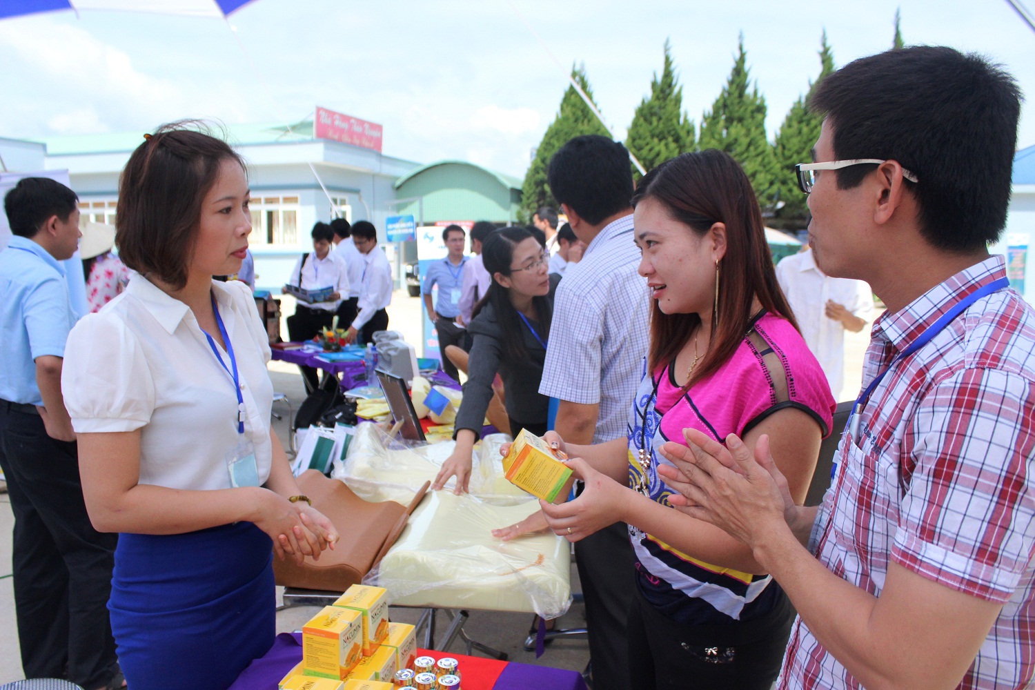 C&aacute;c đại biểu thăm quan c&aacute;c gian h&agrave;ng trưng b&agrave;y b&ecirc;n lề Hội nghị