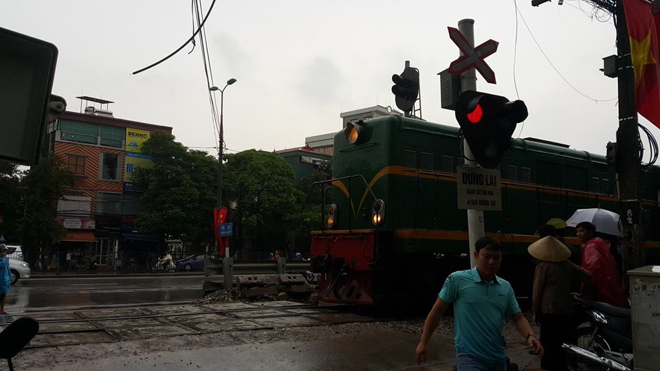 Thiếu quan s&aacute;t, người đ&agrave;n &ocirc;ng bị t&agrave;u hỏa c&aacute;n tử vong tại chỗ