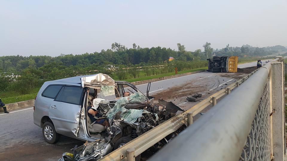 Xe con đ&acirc;m v&agrave;o ph&iacute;a sau xe tải bị n&aacute;t b&eacute;t, 3 người tử vong tại chỗ