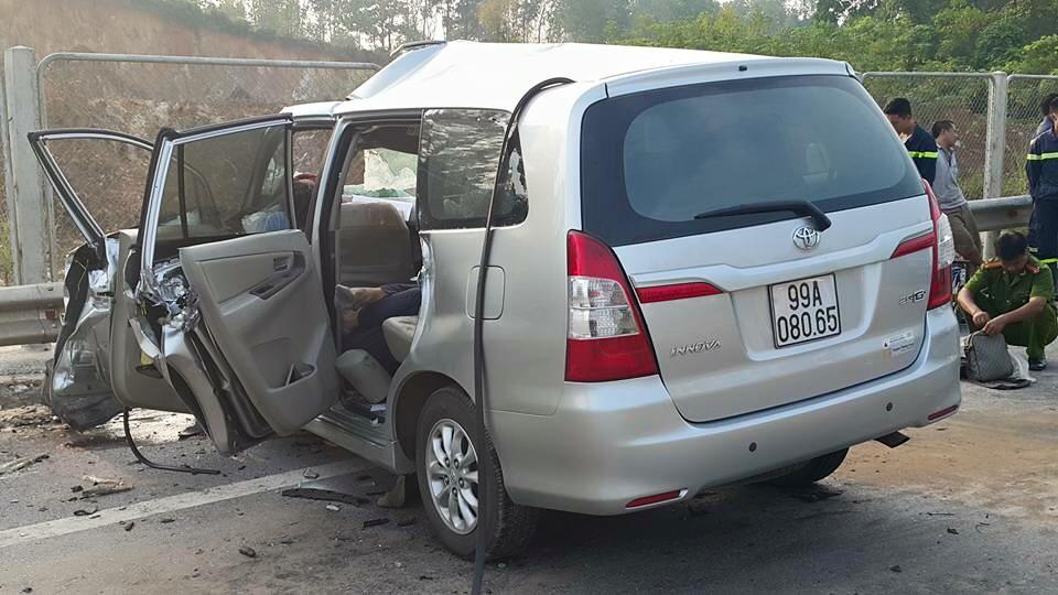 Xe con đ&acirc;m v&agrave;o ph&iacute;a sau xe tải bị n&aacute;t b&eacute;t, 3 người tử vong tại chỗ