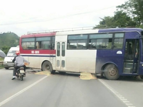 Hai xe chở kh&aacute;ch đ&acirc;m trực diện kinh ho&agrave;ng ở Lạng Sơn