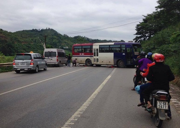 Hai xe chở kh&aacute;ch đ&acirc;m trực diện kinh ho&agrave;ng ở Lạng Sơn