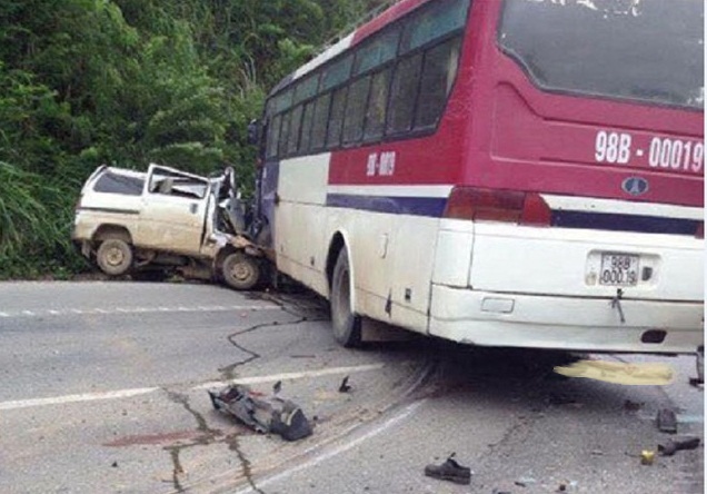 Hai xe chở kh&aacute;ch đ&acirc;m trực diện kinh ho&agrave;ng ở Lạng Sơn