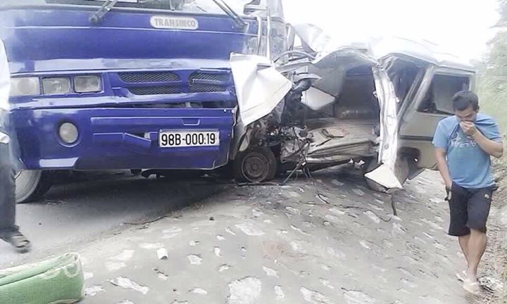 Hai xe chở kh&aacute;ch đ&acirc;m trực diện kinh ho&agrave;ng ở Lạng Sơn