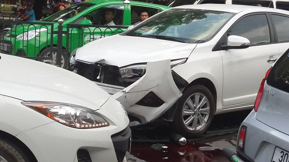 Chiếc xe Toyota Yaris lao sang ph&iacute;a b&ecirc;n kia đường