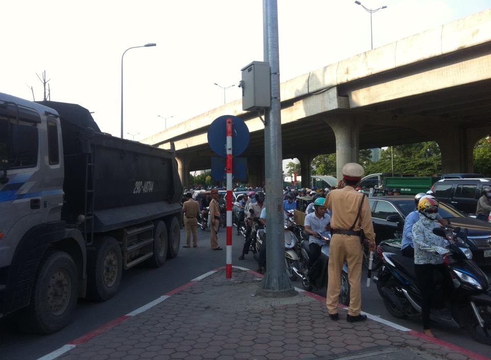 Xe tải của C&ocirc;ng ty Nam Cường g&acirc;y tai nạn chết người tr&ecirc;n đường L&ecirc; Văn Lương