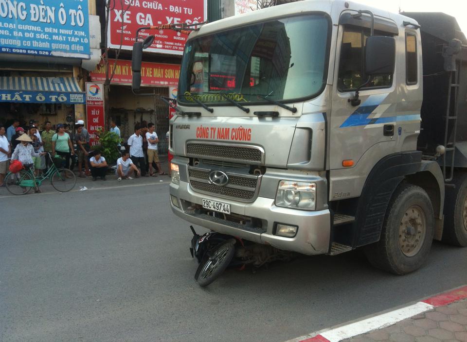 Xe tải gây tai nạn trên đường Lê Văn Lương Xe tải gây tai nạn trên đường Lê Văn Lương