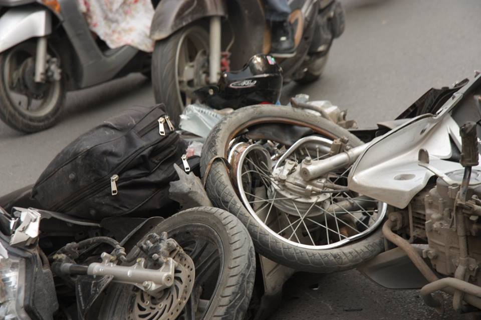 Hiện trường vụ tai nạn kinh ho&agrave;ng tr&ecirc;n phố Th&aacute;i H&agrave;