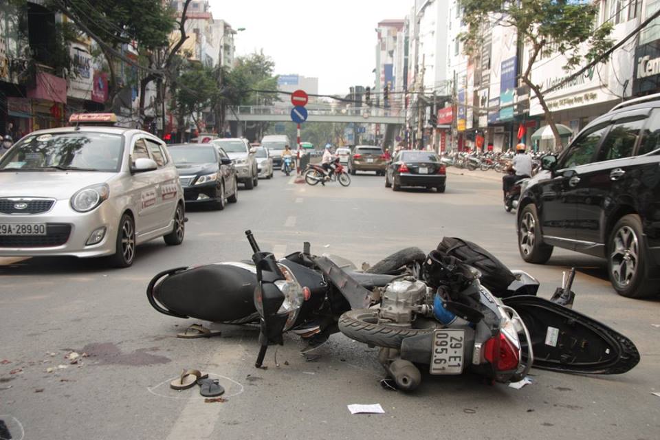 Hiện trường vụ tai nạn kinh ho&agrave;ng tr&ecirc;n phố Th&aacute;i H&agrave;