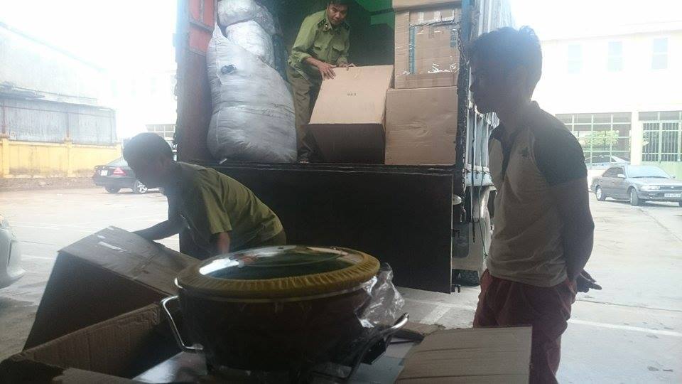 T&agrave;i xế dấm d&uacute;i với CSGT để bỏ qua lỗi