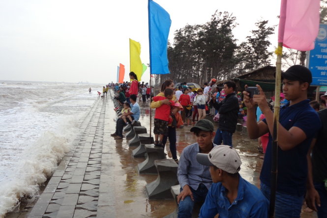 h&agrave;ng chục ngh&igrave;n người đổ về Khu du lịch biển Ba Động để vui chơi, tắm biển