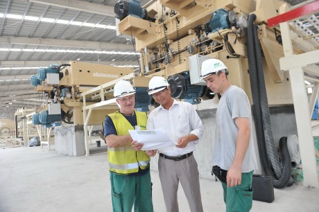 Cty CP Gỗ MDF VRG Quảng Trị đ&atilde; sản xuất được tấm v&aacute;n &eacute;p đầu ti&ecirc;n đạt chất lượng ch&acirc;u &Acirc;u