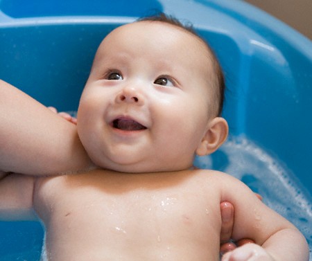 Tắm cho trẻ sơ sinh trong m&ugrave;a đ&ocirc;ng đ&uacute;ng c&aacute;ch l&agrave; kiến thức căn bản d&agrave;nh cho mọi &ocirc;ng bố, b&agrave; mẹ