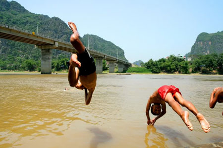 Tắm s&ocirc;ng ng&agrave;y nắng coi chừng h&agrave; b&aacute; &lsquo;nuốt chửng&rsquo;