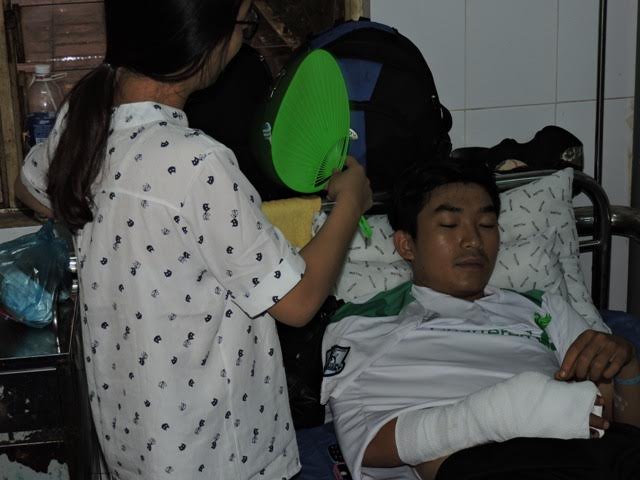 Sau vụ tấn c&ocirc;ng CSGT, trung &uacute;y CSGT bị ch&eacute;m gần l&igrave;a tay v&agrave; phải nhập viện