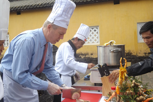 T&acirc;n Đại sứ Mỹ chế biến m&oacute;n b&uacute;n b&ograve; Huế kh&aacute; đi&ecirc;u luyện