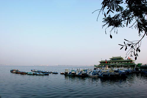 Hồ Tây luôn là địa điểm lý tưởng để đi dạo Hồ Tây luôn là địa điểm lý tưởng để đi dạo