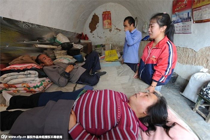 Để thuyết phục hai con đồng &yacute; đi học đại học xa nh&agrave;, vợ chồng &ocirc;ng Li đ&atilde; tuyệt thực nhiều ng&agrave;y