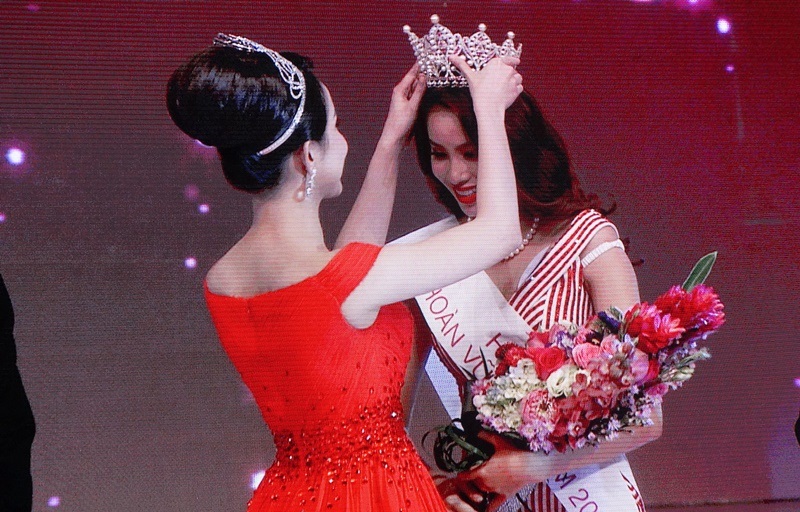 T&acirc;n Hoa hậu Ho&agrave;n vũ Việt Nam 2015 Phạm Thị Hương từng bị nghi &aacute;n phẫu thuật thẩm mỹ