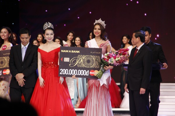 Phạm Thị Hương đăng quan Hoa hậu Ho&agrave;n vũ Việt Nam 2015 với phần thi thuyết phục ban gi&aacute;m khảo v&agrave; kh&aacute;n giả