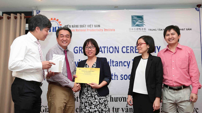 C&aacute;c học vi&ecirc;n nhận giấy chứng nhận của Chương tr&igrave;nh Đ&agrave;o tạo giảng vi&ecirc;n chuy&ecirc;n gia năng suất