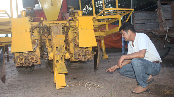 &Ocirc;ng Trần Quốc Hải b&ecirc;n m&aacute;y trồng m&igrave;
