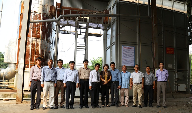 C&aacute;c chuy&ecirc;n gia thẩm định ph&iacute;a trước l&ograve; đốt r&aacute;c 