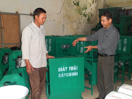 Anh Nguyễn Như Lĩnh (b&ecirc;n phải)v&agrave; c&aacute;c sản phẩm m&aacute;y th&aacute;i củ quả tăng năng suất chăn nu&ocirc;i