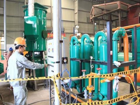 C&aacute;c kỹ sư Việt Nam giới thiệu l&ograve; đốt biến r&aacute;c th&agrave;nh điện năng, gi&uacute;p n&acirc;ng cao năng suất chất lượng ng&agrave;nh điện