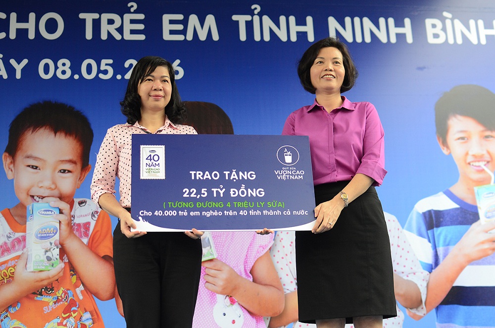 Vinamilk v&agrave; Quỹ sữa Vươn cao Việt Nam sẽ d&agrave;nh tặng một lượng sữa trị gi&aacute; 22,5 tỉ đồng trao tặng cho 40.000 trẻ em ngh&egrave;o tại 40 tỉnh th&agrave;nh kh&oacute; khăn tr&ecirc;n cả nước
