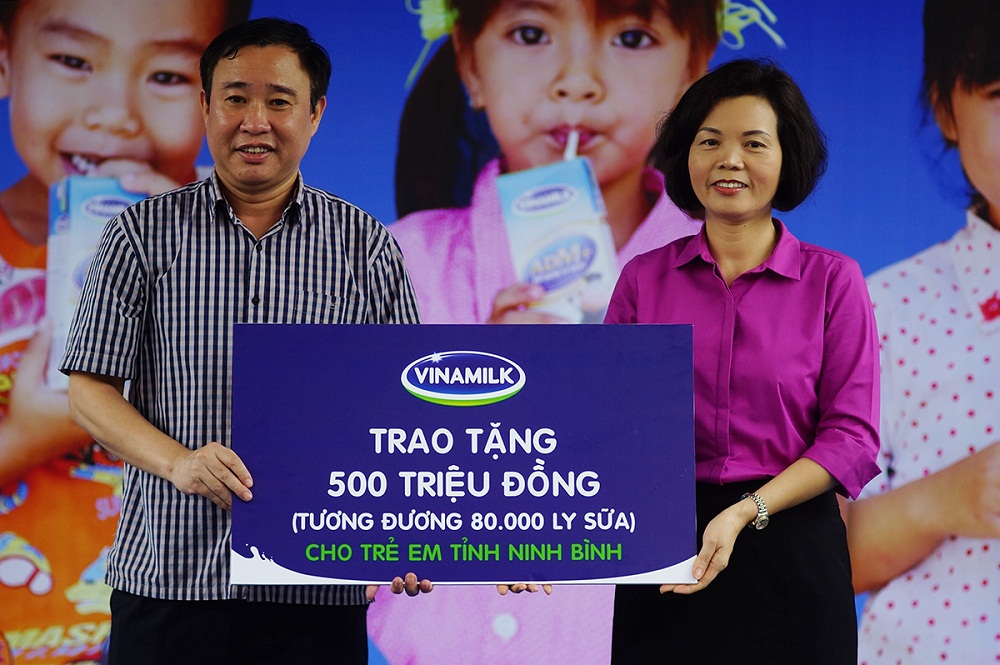 80.000 ly sữa, tương đương 500 triệu đồng ch&iacute;nh l&agrave; số sữa m&agrave; trẻ em tỉnh Ninh B&igrave;nh đang được thụ hưởng từ chương tr&igrave;nh Quỹ sữa Vươn Cao Việt Nam năm 2016