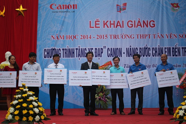 Tặng xe đạp cho học sinh