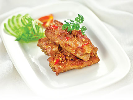 Sườn ram xả ớt là món ngon b&ocirc;̉ dưỡng c&acirc;̀n b&ocirc;̉ sung vào thực đơn tăng c&acirc;n an toàn
