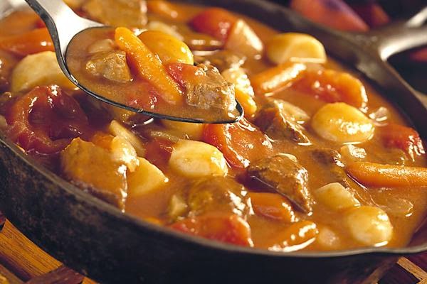 Bò h&acirc;̀m khoai t&acirc;y cung c&acirc;́p đ&acirc;̀y đủ ch&acirc;́t dinh dưỡng cho quá trình tăng c&acirc;n c&acirc;́p t&ocirc;́c đạt hi&ecirc;̣u quả