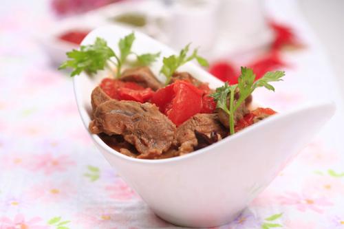 Đ&ocirc;̉i gió với món bò h&acirc;̀m cà chua đ&ecirc;̉ kh&ocirc;ng bị chán ăn trong quá trình tăng c&acirc;n c&acirc;́p t&ocirc;́c