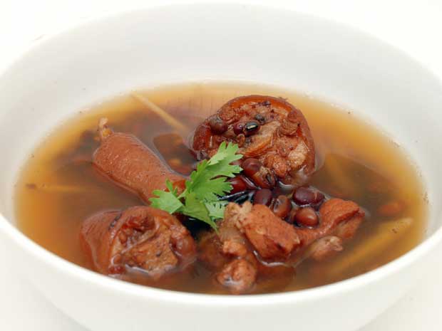 Ch&acirc;n gi&ograve; hầm đậu đen chứa nhiều chất dinh dưỡng gi&uacute;p tăng c&acirc;n cho b&agrave; bầu