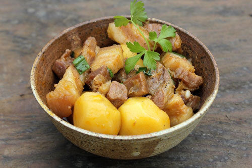 Món thịt ba chỉ kho khoai t&acirc;y đem lại nhi&ecirc;̀u ch&acirc;́t dinh dưỡng và calo giúp người g&acirc;̀y tăng c&acirc;n nhanh chóng