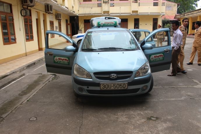 Chiếc xe taxi l&agrave; tang vật của vụ &aacute;n