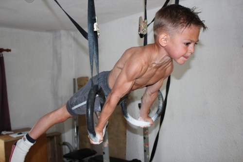 Bé 9 tuổi gây sốc với cơ bụng sáu múi Bé 9 tuổi gây sốc với cơ bụng sáu múi