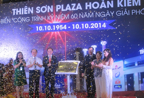 L&atilde;nh đạo UBND TP. H&agrave; Nội, Sở ng&agrave;nh v&agrave; C&ocirc;ng ty CP Đầu Tư v&agrave; Ph&aacute;t triển Thi&ecirc;n Sơn trong lễ gắn biển c&ocirc;ng tr&igrave;nh kỷ niệm 60 năm Giải ph&oacute;ng Thủ đ&ocirc;