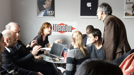 Các nh&acirc;n vi&ecirc;n còn lại của tạp chí ch&acirc;m bi&ecirc;́m Charlie Hebdo đang họp bàn v&ecirc;̀ s&ocirc;́ báo sắp phát hành